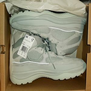 Yeezy FV5677 Size 11 Mens